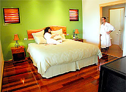  The luxurious and spacious bedroom... a great place for rest & romance!